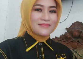 Politisi Partai Ummat Linda Taurusia Dampingi Warga 03 Palmeriam Jalan Santai