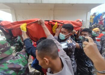 PRAJURIT MARINIR TERUS CARI DAN EVAKUASI KORBAN BANJIR BANDANG SUMATERA BARAT
