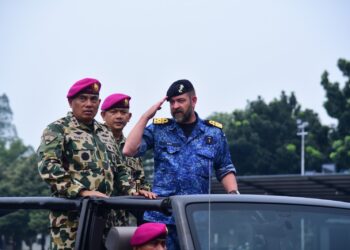 KASAL BELANDA KUNJUNGI SARANG PETARUNG MARINIR