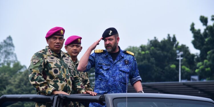 KASAL BELANDA KUNJUNGI SARANG PETARUNG MARINIR
