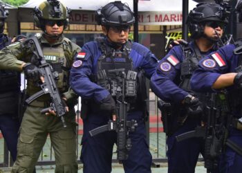 DANKORMAR SANDANG DUA BREVET ANTI TEROR DAN TRI MEDIA*