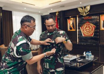 Panglima TNI Terima Pin Gajah Mada, Sebagai Simbol Warga Kehormatan Puspomad