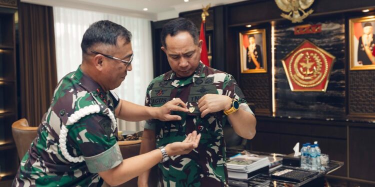 Panglima TNI Terima Pin Gajah Mada, Sebagai Simbol Warga Kehormatan Puspomad