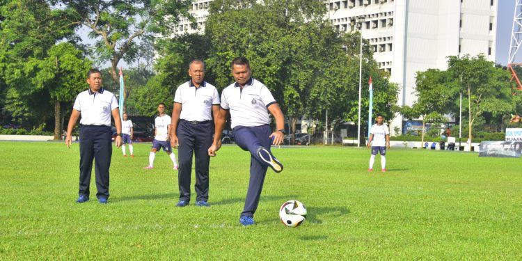 WADAN KORMAR TENDANG BOLA PERTAMA AJANG PORALWILBAR