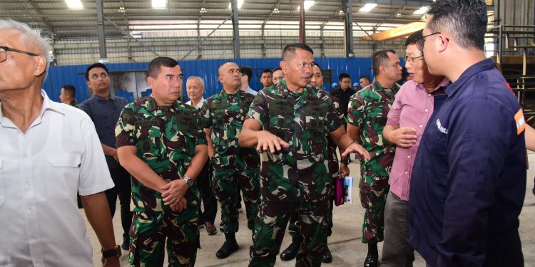 WADAN KORMAR TINJAU TANK TRANSPORTER KORPS MARINIR