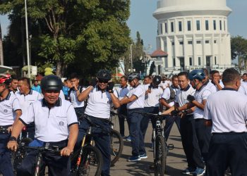 DI SURABAYA, WADAN KORMAR DAMPINGI KASAL OLAH RAGA BERSAMA