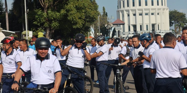 DI SURABAYA, WADAN KORMAR DAMPINGI KASAL OLAH RAGA BERSAMA