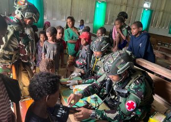 Babinsa Koramil 1715-01/Oksibil Kodim 1715/Yahukimo Melaksanakan Kegiatan Komsos Dengan Masyarakat di Kampung Dabilding, Distrik Kalomdol