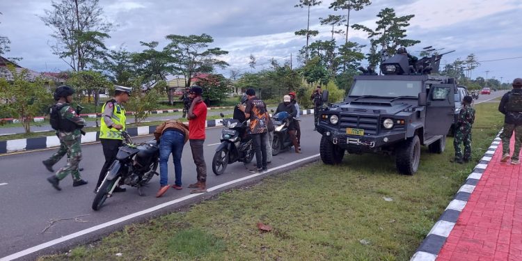 Antisipasi Gangguan Keamanan Menjelang 1 Juli 2024, Kodim 1715/Yahukimo, Polres Yahukimo dan Satgas Yonif 6 Marinir Gelar Patroli Bersama di Wilayah Kota Dekai
