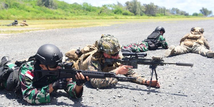 MARINIR INDONESIA DAN AMERIKA SERIKAT LATIHAN PATROLI HUTAN DI HAWAII