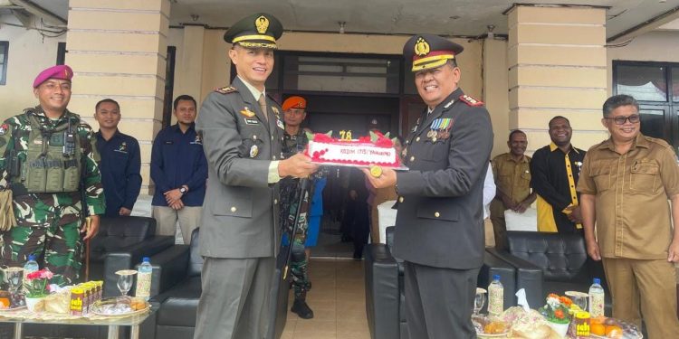 Dandim 1715/Yahukimo Hadiri Upacara dan Syukuran HUT Bhayangkara Polri ke-78 di Mapolres Yahukimo