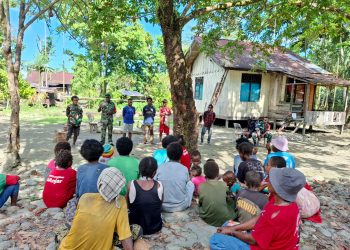 Babinsa Koramil 1715-05/Batom Kodim 1715/Yahukimo Bersama Masyarakat Menggelar Diskusi Penting Terkait Pembangunan Jembatan Gantung