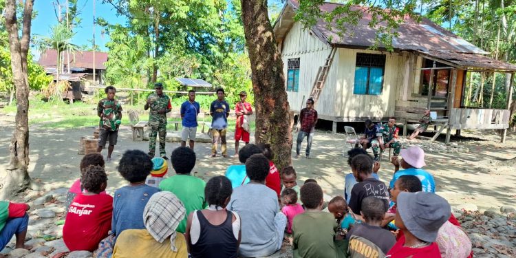 Babinsa Koramil 1715-05/Batom Kodim 1715/Yahukimo Bersama Masyarakat Menggelar Diskusi Penting Terkait Pembangunan Jembatan Gantung