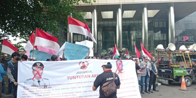 Gelar Aksi, Ratusan Masyarakat Paluta Minta KPK Tangkap Andar Amin Harahap