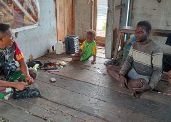 Pererat Silaturahmi, Babinsa Mapurujaya Komsos Dengan Warga Desa Binaan