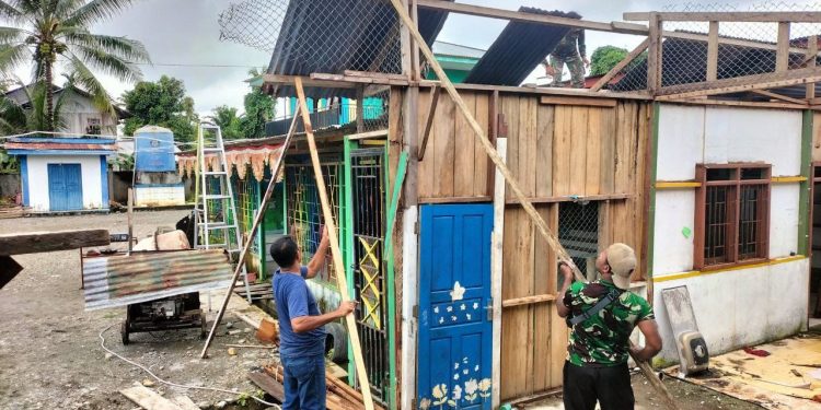 Babinsa Koramil 1710-07/Mapurujaya Membantu Rehab Bangunan Sekolah TK Al-Marifat