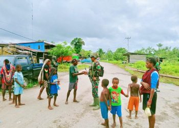 Kunjungi dan Sapa Massi, Kehadiran TNI Marinir Disambut Antusias Warga