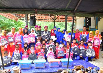 DANKORMAR BERIKAN PEKET SEMBAKO KEPADA WARGA PULAU TEGAL