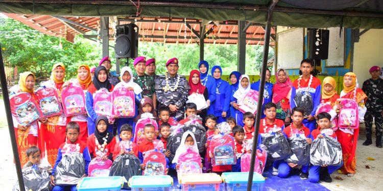 DANKORMAR BERIKAN PEKET SEMBAKO KEPADA WARGA PULAU TEGAL