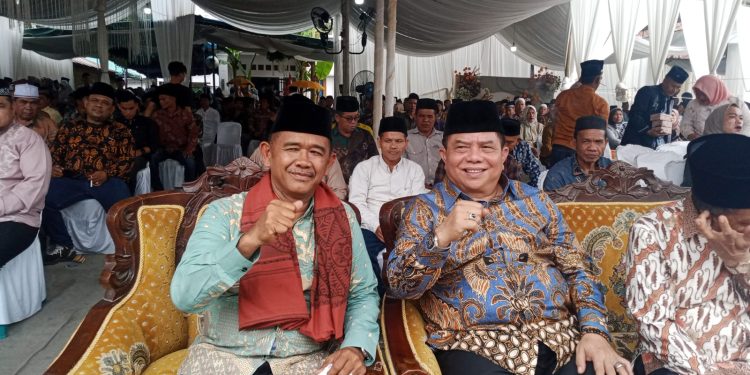 Keakraban Hamsiruddin Siregar dengan Purba Hasibuan Saat Acara Pesta Pernikahan