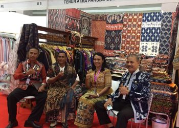 Umbu Frengky Hadirkan Kain Tenun Atma Pahudu Praikamaru