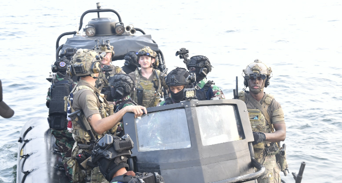 DANKORMAR TINJAU LATIHAN DENJAKA TNI AL DENGAN US SOCPAC DI KEPULAUAN SERIBU