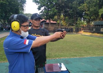 Jurnalis Coba Latihan Senjata API dipandu Pendamping Marinir dalam Media Gathering Korps Marinir2024