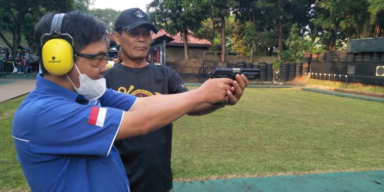 Jurnalis Coba Latihan Senjata API dipandu Pendamping Marinir dalam Media Gathering Korps Marinir2024