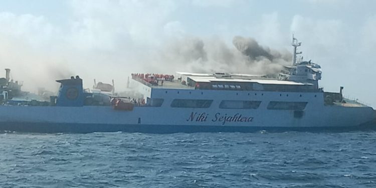Bakamla RI Evakuasi KM Niki Sejahtera Yang Terbakar di Perairan Banjarmasin
