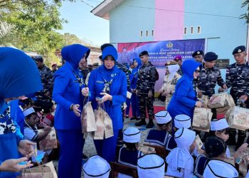 BENTUK KEPEDULIAN DAN PERHATIAN, KASAL DIDAMPINGI DANKORMAR SERAHKAN TALI ASIH*