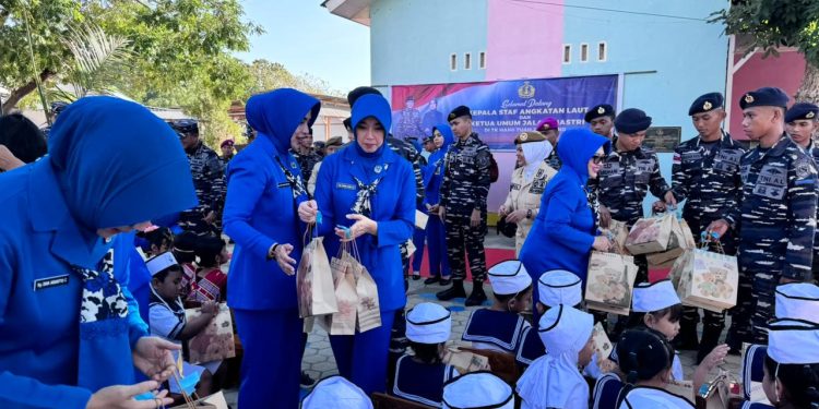 BENTUK KEPEDULIAN DAN PERHATIAN, KASAL DIDAMPINGI DANKORMAR SERAHKAN TALI ASIH*