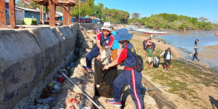 Bakamla RI Clean Up Pesisir Pantai Nelayan di Oesapa Kupang