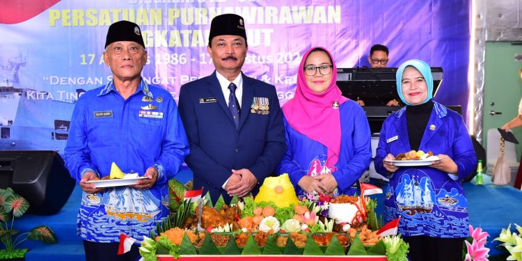PERSATUAN PURNAWIRAWAN TNI AL GELAR UPACARA DETIK-DETIK PROKLAMASI KEMERDEKAAN RI KE-79 DAN SYUKURAN HUT KE-38 PPAL TAHUN 2024 DI KRI Dr RADJIMAN WEDYODININGRAT-992