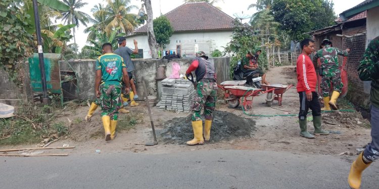 Kodim 1615/Lombok Timur Bantu Ringankan Beban Warga Melalui Program TMMD Ke-121