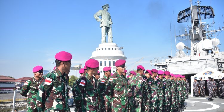 PRAJURIT KORPS MARINIR TNI AL YANG TERLIBAT SATGAS RIMPAC 2024 IKUTI PENYAMBUTAN DAN PENERIMAAN OLEH PANGKOARMADA II