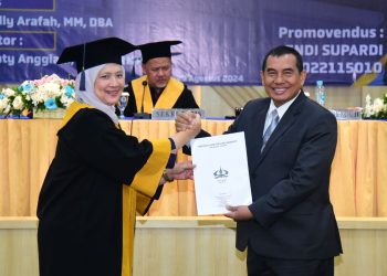 LULUS CUMLAUDE, DANKORMAR RESMI SANDANG GELAR DOKTOR