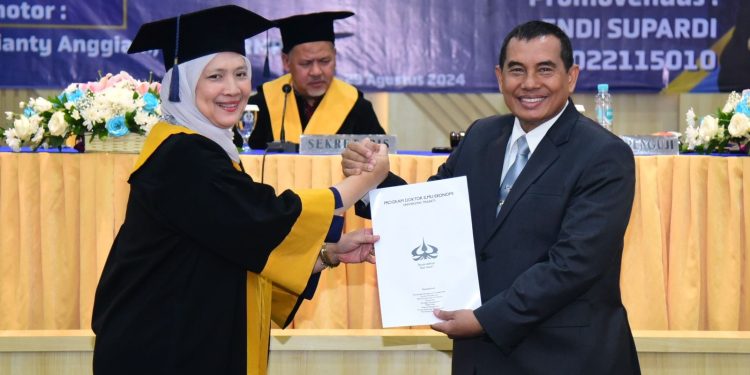 LULUS CUMLAUDE, DANKORMAR RESMI SANDANG GELAR DOKTOR