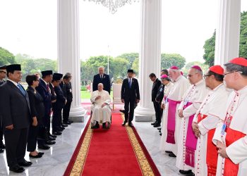 Menhan Prabowo Dampingi Presiden Joko Widodo dalam Kunjungan Paus Fransiskus di Istana Merdeka