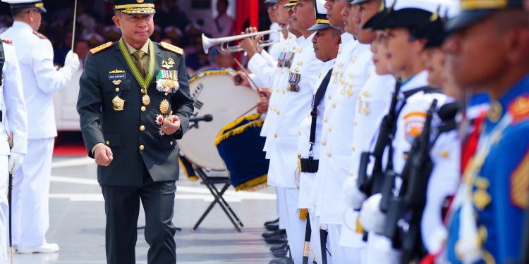Panglima TNI Pimpin Upacara HUT Ke-79 TNI AL Di Perairan Teluk Jakarta