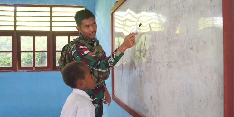 Siswa SD Susumuk Sambut Gembira Papua Pintar Satgas Habema
