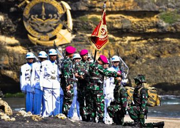 90 HARI DIGEMBLENG, DANKORMAR SEMATKAN BARET UNGU KEPADA 461 PRAJURIT PETARUNG MARINIR*