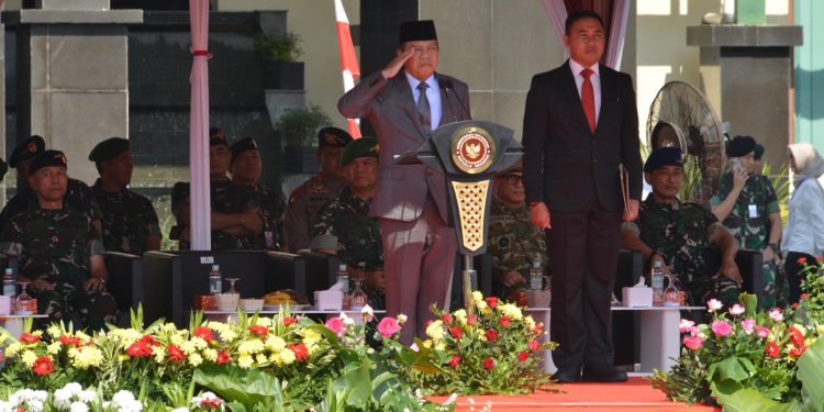 Wamenhan M. Herindra Tetapkan 1.145 Anggota Komcad Matra Darat TA. 2024