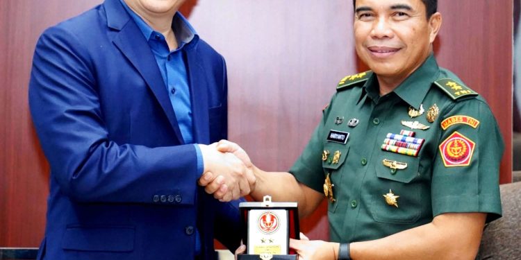 Perkuat Kerja Sama, Kapuspen TNI Terima Kunjungan Kapuspen Kemhan Singapura