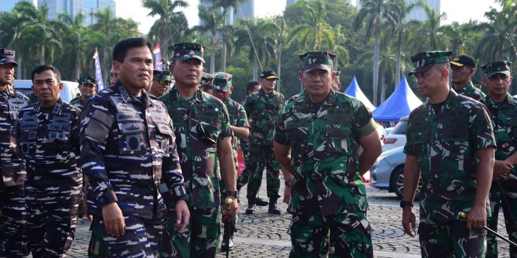 DANKORMAR DAMPINGI KASAL CEK KESIAPAN PAMERAN ALUTSISTA TNI AL