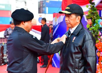 Panglima TNI Sematkan Brevet Kehormatan Hiu Kencana Kepada Presiden RI di atas KRI RJW-992