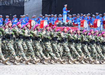 JELANG HUT TNI KE 79, RIBUAN PRAJURIT DAN RATUSAN KENDARAAN TEMPUR KORPS MARINIR IKUTI GLADI