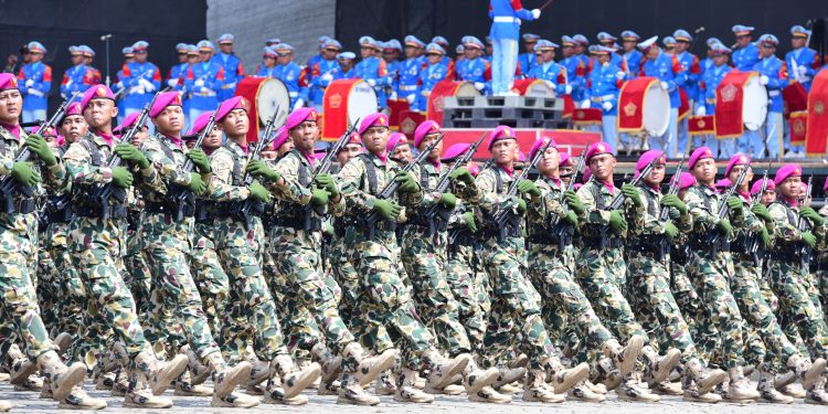 JELANG HUT TNI KE 79, RIBUAN PRAJURIT DAN RATUSAN KENDARAAN TEMPUR KORPS MARINIR IKUTI GLADI