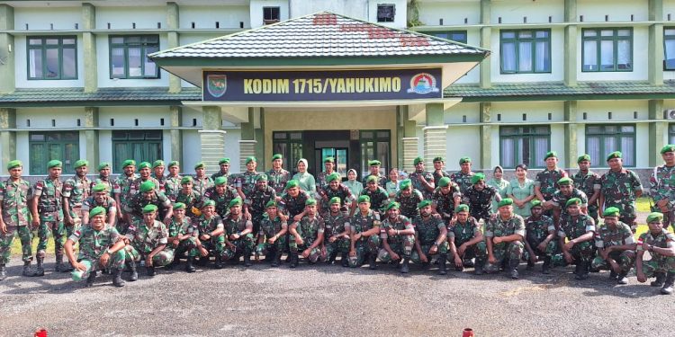 Dandim 1715/Yahukimo Selenggarakan Upacara Kenaikan Pangkat Anggota Kodim 1715/Yahukimo