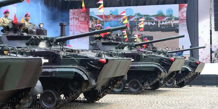 ALUTSISTA KORPS MARINIR IKUTI GLADI BERSIH PERTAMA HUT KE 79 TNI DI MONAS