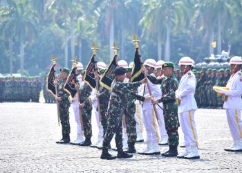 DANKORMAR HADIRI PENYERAHAN ALPALHANKAM DAN PERESMIAN YONIF PENYANGGA DAERAH RAWAN